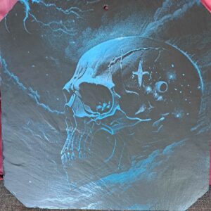 Gravure sur ardoise d'Angers  peinte de 30 cm x 30 cm tête de mort bleue
